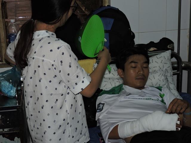 Sau vụ tấn công CSGT, trung úy CSGT bị chém gần lìa tay và phải nhập viện