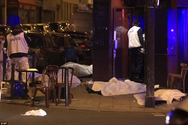 Khung cảnh hỗn loạn tại hiện trường vụ tấn công khủng bố, thảm sát kinh hoàng ở Pháp