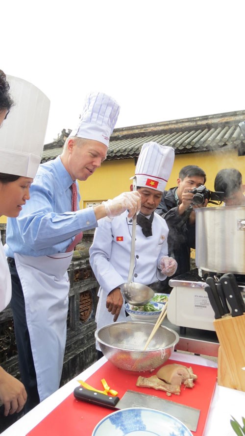 Đây là lần thứ 4 Tân Đại sứ Mỹ Ted Osius đến Huế nhưng là lần đầu tiên ông được tự tay nấu món bún bò Huế