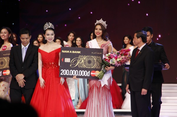 Phạm Thị Hương đăng quan Hoa hậu Hoàn vũ Việt Nam 2015 với phần thi thuyết phục ban giám khảo và khán giả