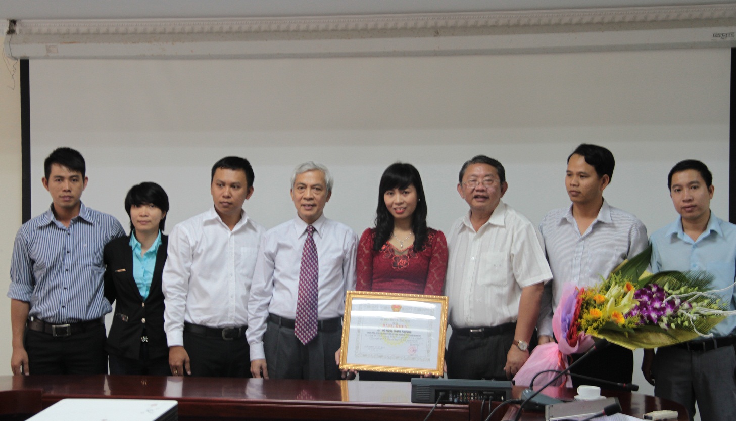 Bộ trưởng KH&CN tặng Bằng khen cho Chi cục trưởng TCĐLCL Đồng Nai