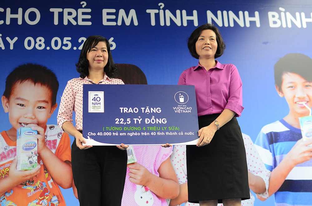 Vinamilk và Quỹ sữa Vươn cao Việt Nam sẽ dành tặng một lượng sữa trị giá 22,5 tỉ đồng trao tặng cho 40.000 trẻ em nghèo tại 40 tỉnh thành khó khăn trên cả nước