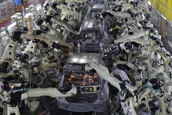 Hình ảnh robot tự động đang lắp ráp ô tô ở Mỹ