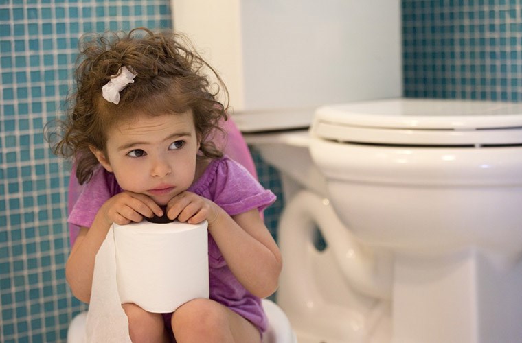 Sữa bột hay sữa tươi đều có thể gây ra tình trạng táo bón ở trẻ