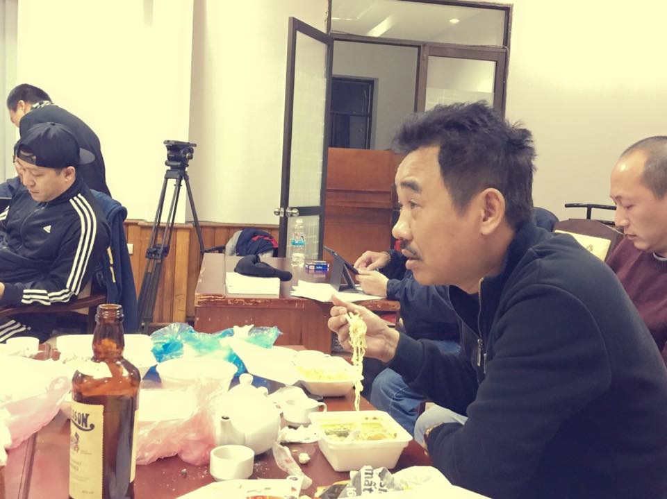 Ngọc Hoàng Quốc Khánh ăn mì tôm sau những giờ tập luyện cho chương trình Táo Quân 2015