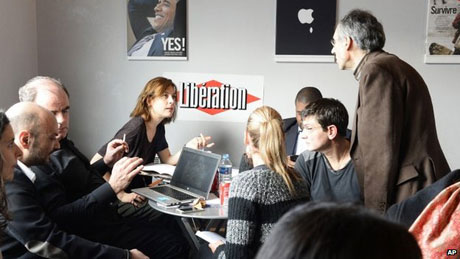 Các nhân viên còn lại của tạp chí châm biếm Charlie Hebdo đang họp bàn về số báo sắp phát hành