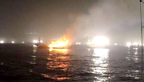 Dù rất nỗ lực nhưng 3 tàu bạn không thể cứu được tàu cá Nghệ An bốc cháy trên biển Quảng Bình