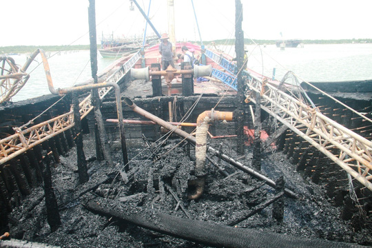 Vụ cháy tàu câu mực vào mùng 4 Tết khiến ngư dân ở xã Tam Giang chịu thiệt hại nặng