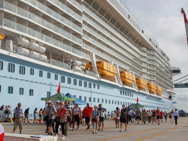 Tàu Quantum of the Seas cao 18 tầng và sức chứa lên đến 4.905 du khách cùng 1.500 thuyền viên.