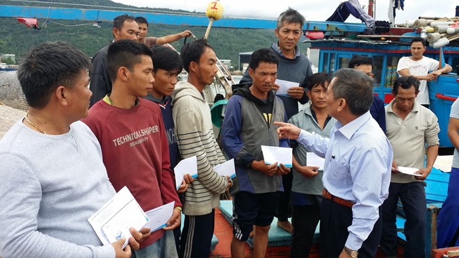 Quỹ hỗ trợ ngư dân đã tới thăm và trao tiền động viên các ngư dân trên tàu cá Quảng Ngãi bị đâm chìm