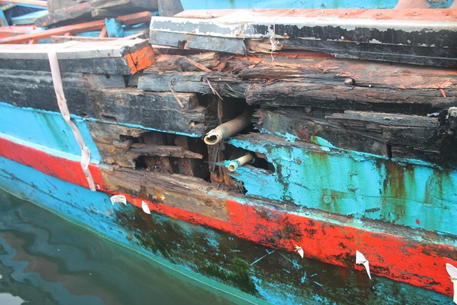 Vệt sơn màu xanh đen của tàu vỏ sắt 0009880 còn bám lại sau khi tấn công tàu cá Quảng Ngãi