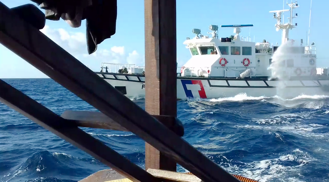 Hình ảnh cắt từ clip ngư dân cung cấp ghi lại cảnh tàu tuần tiễu Đài Loan tấn công tàu cá Quảng Ngãi số hiệu QNg 90649