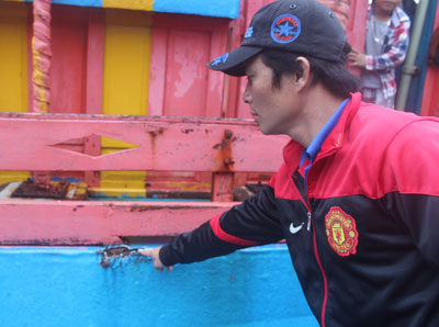 Thuyền trưởng Nguyễn Thành Biên chỉ một vết tích trên tàu cá Quảng Ngãi do bị tàu tuần tiễn Đài Loan đâm va