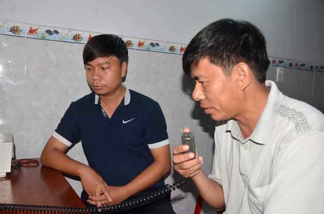 Chủ tịch UBND xã Phổ Quang (bên phải) cùng với phó chủ tịch UBND xã đang cố gắng liên lạc với tàu cá Quảng Ngãi gặp nạn