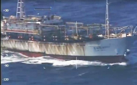 àu cá Trung Quốc đánh bắt trái phép ở vùng biển Argentina. Ảnh Reuters