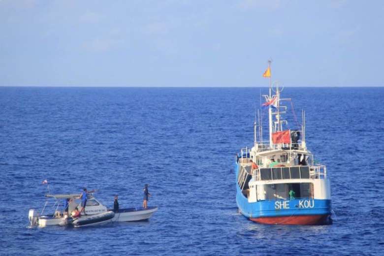 Tàu cá Trung Quốc (phải) giả treo cờ Philippines bị bắt giữ