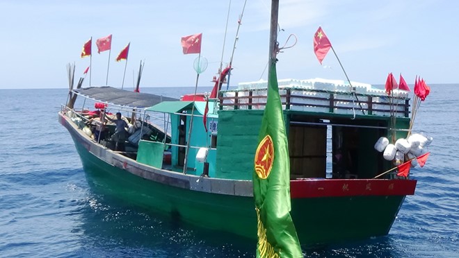 Một tàu trong nhóm tàu cá Trung Quốc xâm phạm sâu vùng biển Việt Nam