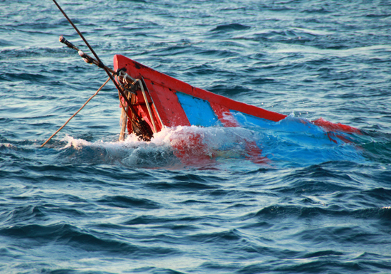 Tàu cá Việt Nam bị tàu lạ đâm chìm ngay trên vùng biển gần Côn Đảo