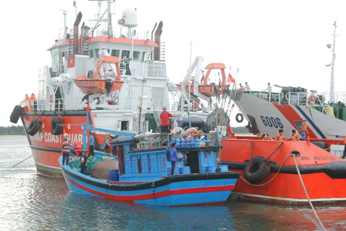 Tàu cảnh sát biển 9002 lai dắt tàu cá QNg 98001 TS bị nạn trên vùng biển Hoàng Sa vào bờ an toàn vào chiều 2/9