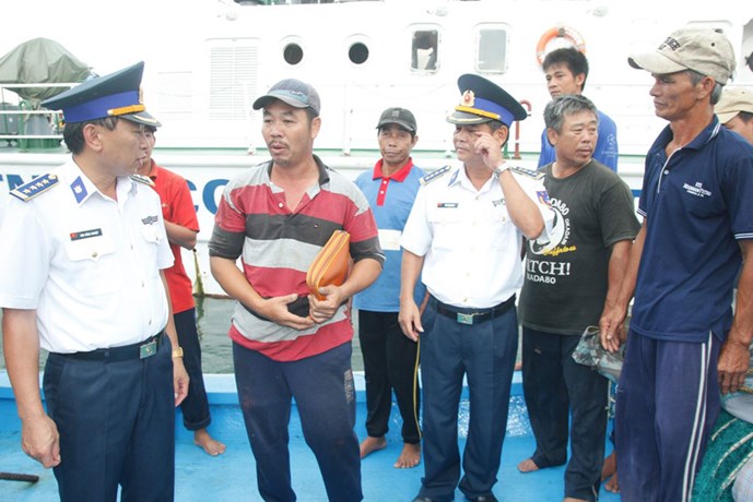Lãnh đạo Bộ tư lệnh Vùng cảnh sát biển 2 thăm hỏi các ngư dân trên chiếc tàu cá bị nạn