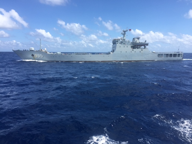 Tàu chiến Trung Quốc đang đe dọa tàu tiếp tế Hoàng Sa trên Biển Đông Việt Nam