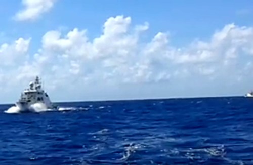 Hai tàu Hải cảnh Trung Quốc tăng tốc đuổi theo tàu Hải Đăng 05