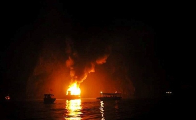 Tàu du lịch bốc cháy giữa đêm, 25 người hốt hoảng chạy lên bờ