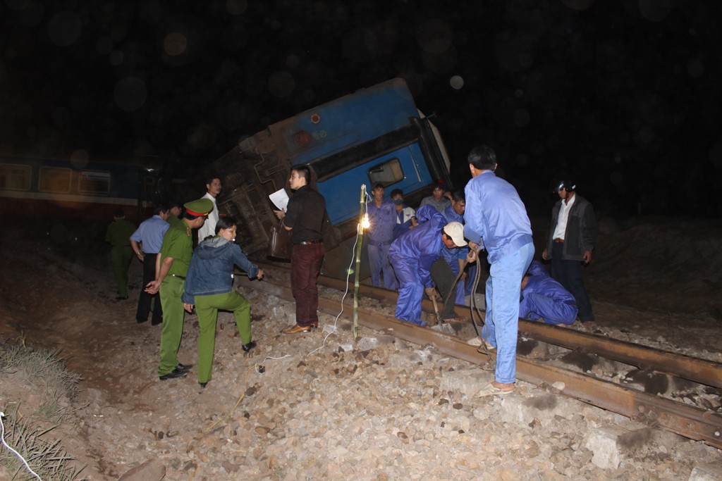 Các nhân viên đường sắt đã ngăn chặn kịp thời một vụ tai nạn tàu hỏa đâm xe tải ở Nghệ An