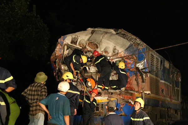 Hiện trường vụ tai nạn tàu hỏa đâm xe tải thảm khốc ở Quảng Trị gây xôn xao trong dư luận