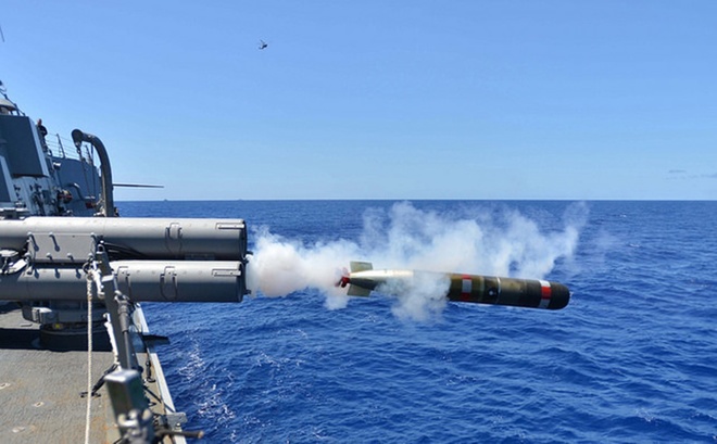 Tàu khu trục tên lửa USS Lassen phóng một ngư lôi Mk54 dùng cho diễn tập trong cuộc tập trận Multi-Sail 2015