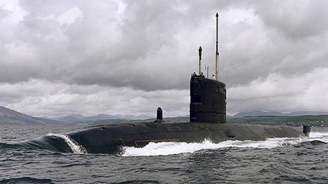 Tàu ngầm Anh đâm vào băng khi theo dõi tàu Nga