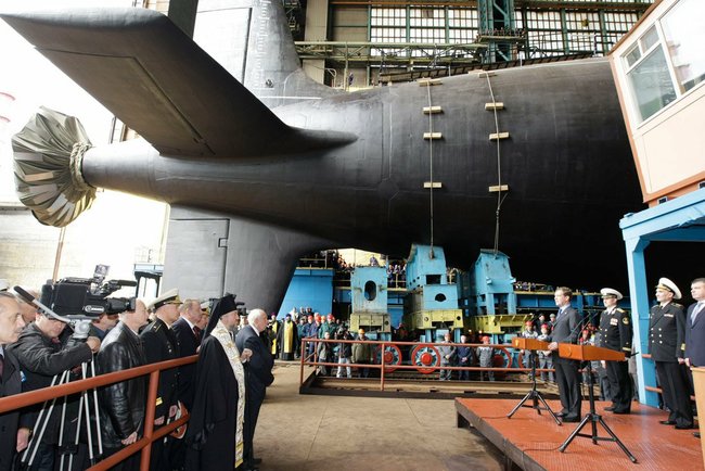 Tàu ngầm lớp Yasen có chiều dài 111 m và lượng rẽ nước 13.500 tấn