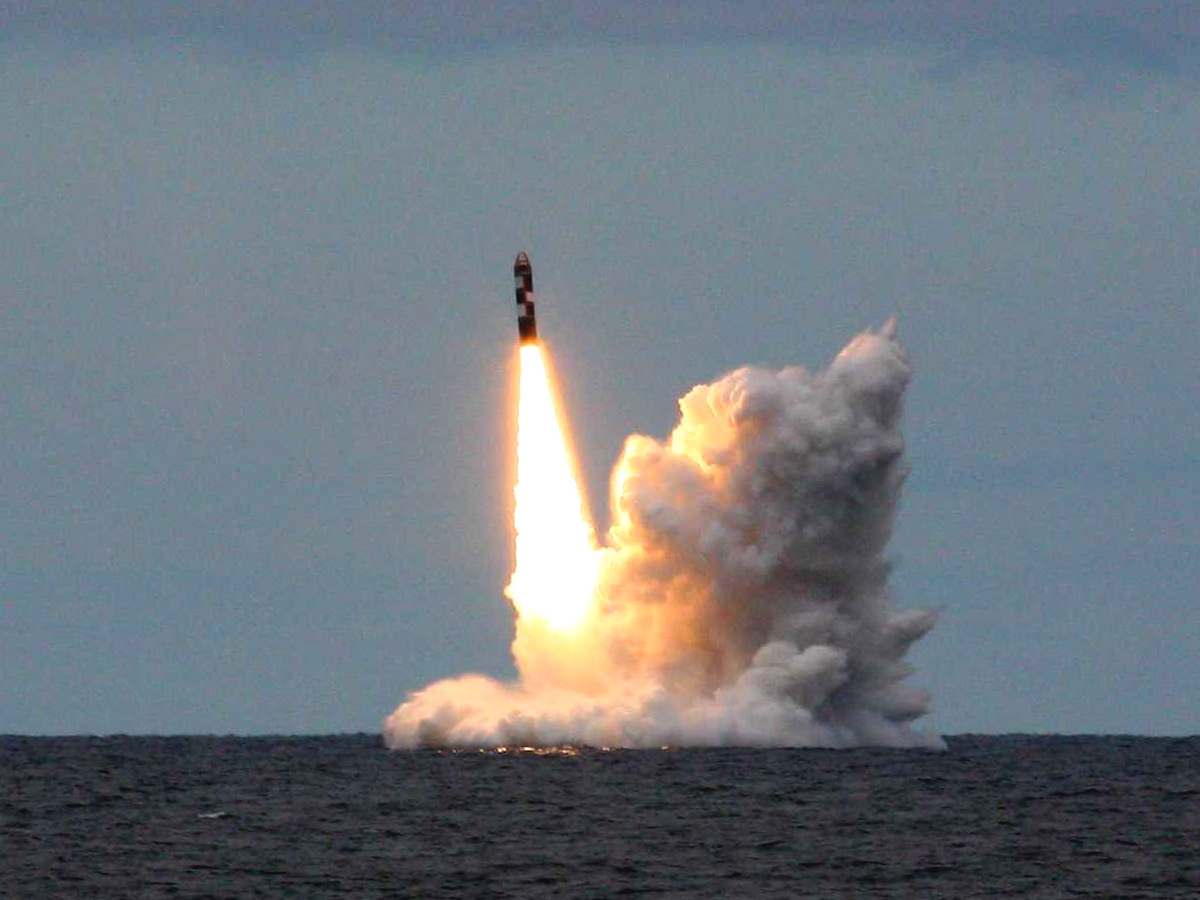 Tên lửa Bulava được phóng ra từ tàu ngầm hạt nhân Alexander Nevsky