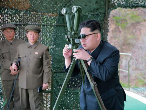 Chủ tịch Triều Tiên Kim Jong Un theo dõi một vụ phóng tên lửa từ tàu ngầm