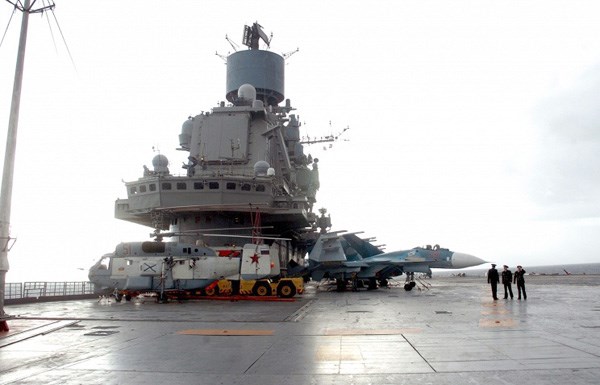 Hình ảnh mặt đường băng tàu sân bay Kuznetsov của Hải quân Nga