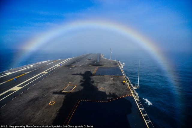 Khoảnh khắc tuyệt đẹp khi tàu sân bay USS John C Stennis đi xuyên qua cầu vồng