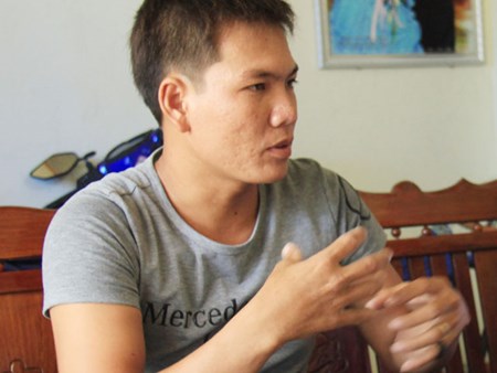 Ngư dân Nguyễn Văn Chiến đang kể lại vụ việc bị tàu Trung Quốc xua đuổi trên Biển Đông