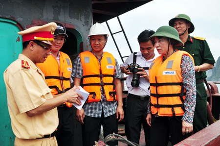 Chính quyền địa phương và lực lượng chức năng trực tiếp ra hiện trường chỉ đạo khắc phục hậu quả vụ chìm tàu du lịch Hạ Long