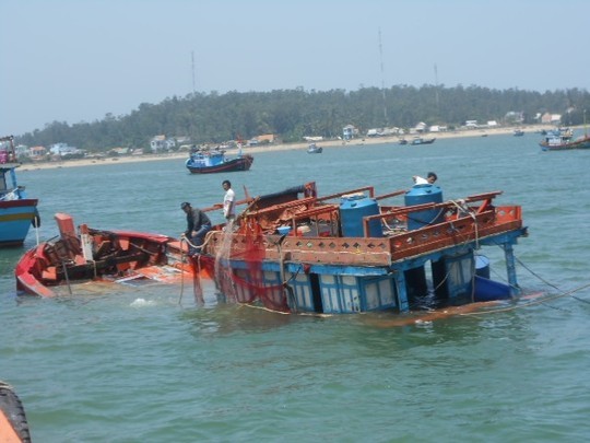 Tàu cá Việt Nam lại bị tàu lạ đâm chìm