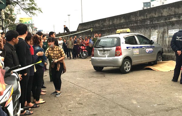 Hiện trường vụ tai nạn do xe taxi gây ra trên đường Hồng Hà