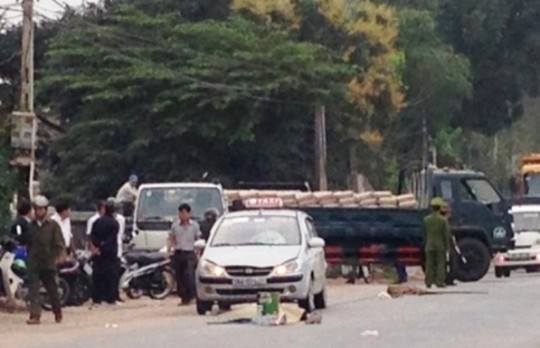 Hiện trường vụ taxi đâm chết người đi bộ ở Thanh Hóa
