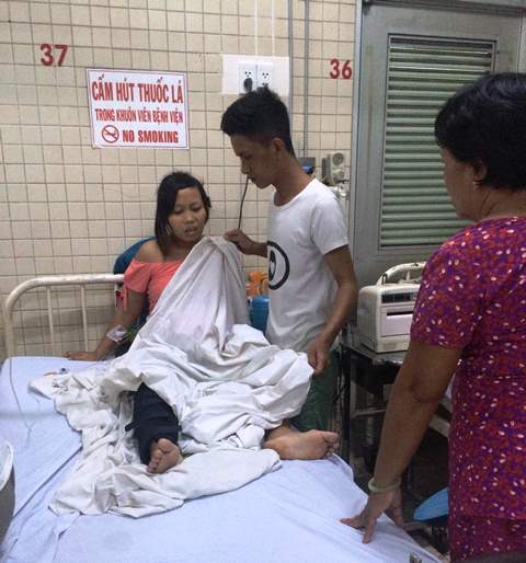 Chị Châu được chồng chăm sóc tại bệnh viện