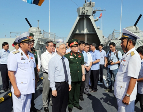 Tại đây, Tổng bí thư đã thăm và động viên các đơn vị Hải quân đóng quân trong căn cứ Cam Ranh, Lữ đoàn 189 tàu ngầm, Lữ đoàn Không quân Hải quân 954, thăm Cảng quốc tế Cam Ranh. Ảnh: TTXVN
