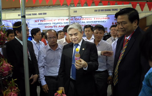 Bộ trưởng Nguyễn Quân thăm quan gian hàng tại Techmart Việt Nam
