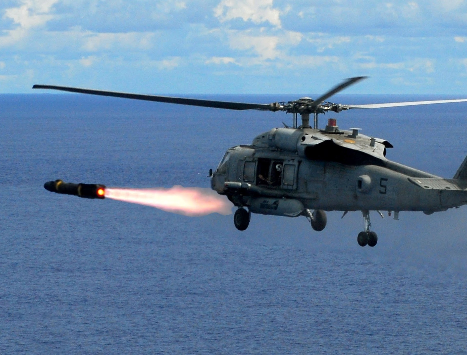 Tên lửa chống tăng Hellfire được bắn đi từ trực thăng