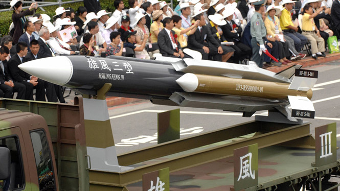 Một tên lửa diệt hạm siêu thanh Hùng Phong III của Đài Loan trong một lần ra mắt năm 2007 ở Đài Bắc