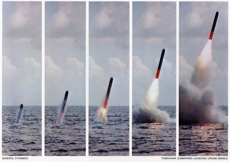 Cảnh tên lửa Tomahawk được bắn ra từ tàu ngầm