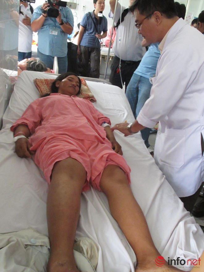 BS Lê Quốc Hùng kiểm tra sức khỏe nạn nhân tại Đắk Nông bị rắn lục đuôi đỏ cắn