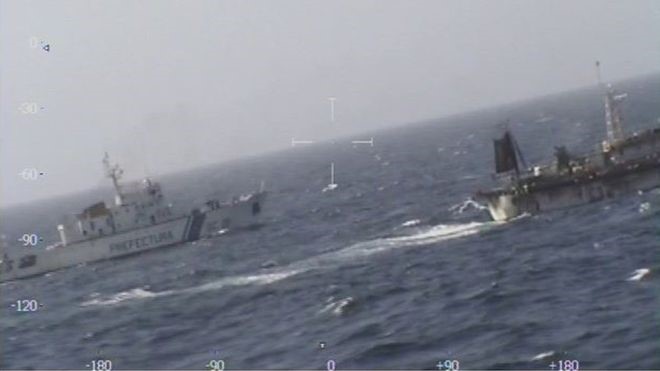 Tàu cảnh sát biển Argentina đuổi theo tàu cá Trung Quốc. Ảnh: BBC