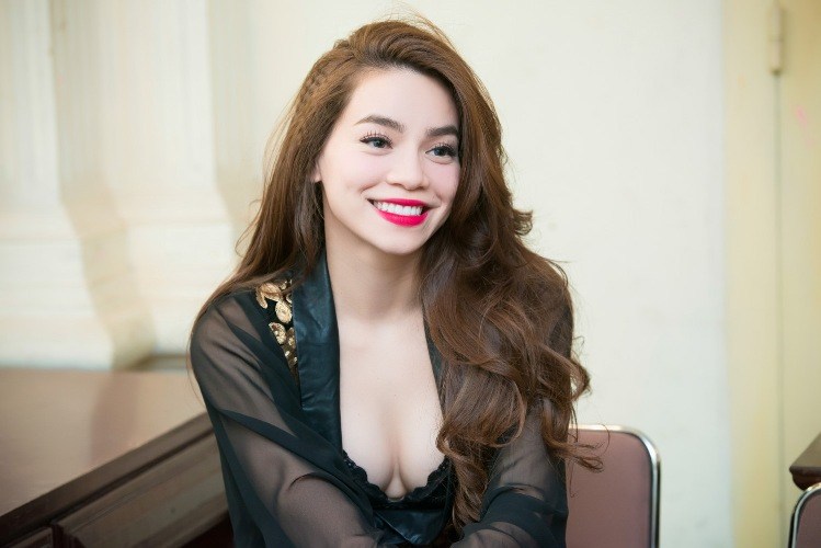 Hồ Ngọc Hà luôn nổi tiếng là một ca sĩ với phong cách thời trang cá tính và sành điệu, những bộ váy áo hay trang phục của cô luôn thể hiện đẳng cấp của một ngôi sao. 